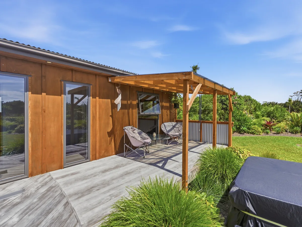 Landscaped grounds and outdoor living